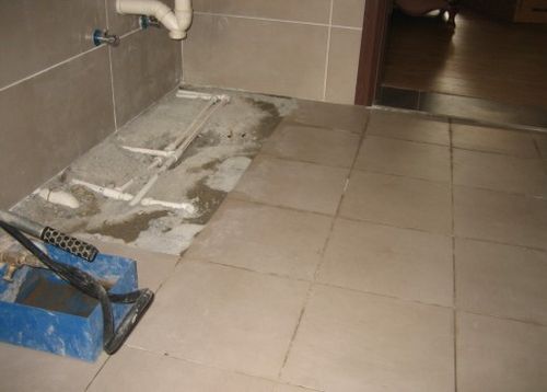 终于找到卫生间地面反复渗水的原因了！