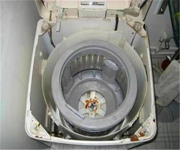 洗衣机脱水时撞桶，机身晃动厉害，该如何进行维修处理？