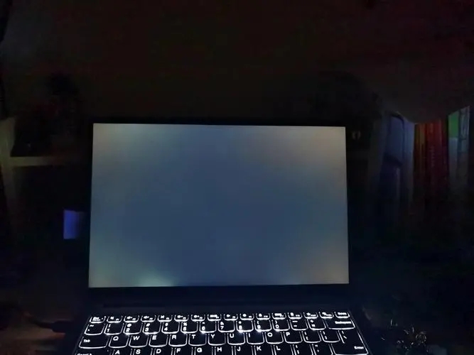 苹果笔记本电脑屏幕漏光是什么原因导致的？电脑屏幕漏光如何修复？