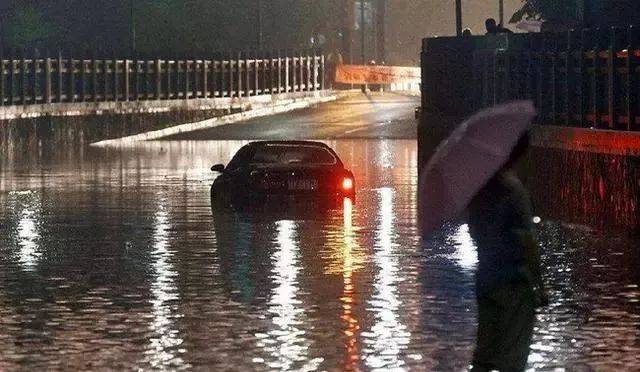 雨天开车被困入水中，怎么办？