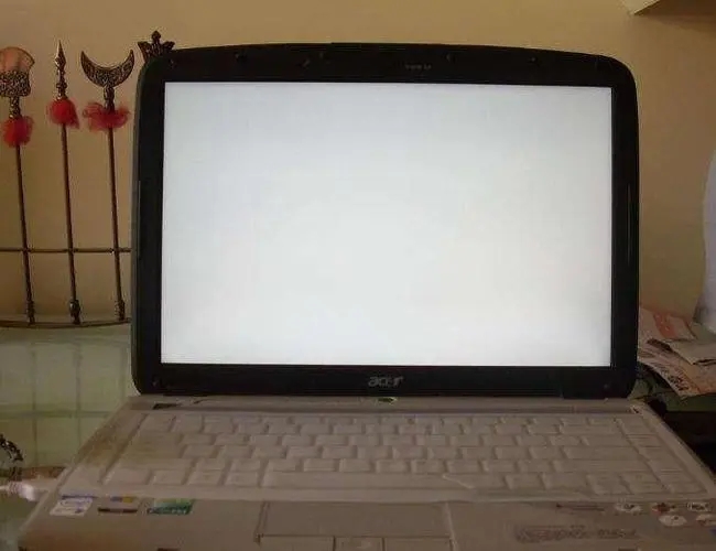 宏碁笔记本电脑突然白屏了是什么零件故障引起的？笔记本白屏维修