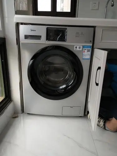美的洗衣机漏水存不住水怎么回事？