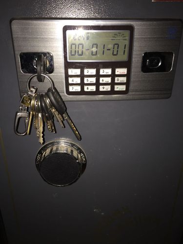 保险柜备用钥匙插不进去，怎么办？