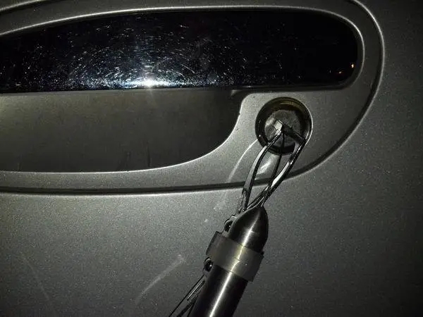 汽车钥匙锁在后备箱怎么开锁？