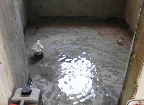 卫生间地下往上渗水的原因是什么？