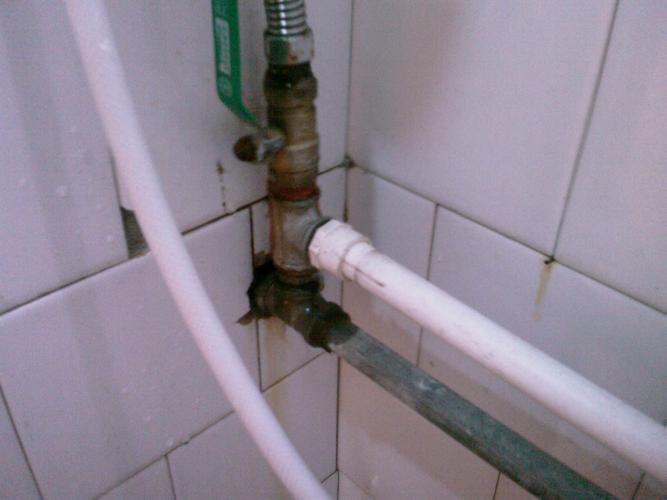卫生间水管出现漏水，该怎么快速找到漏水点呢？