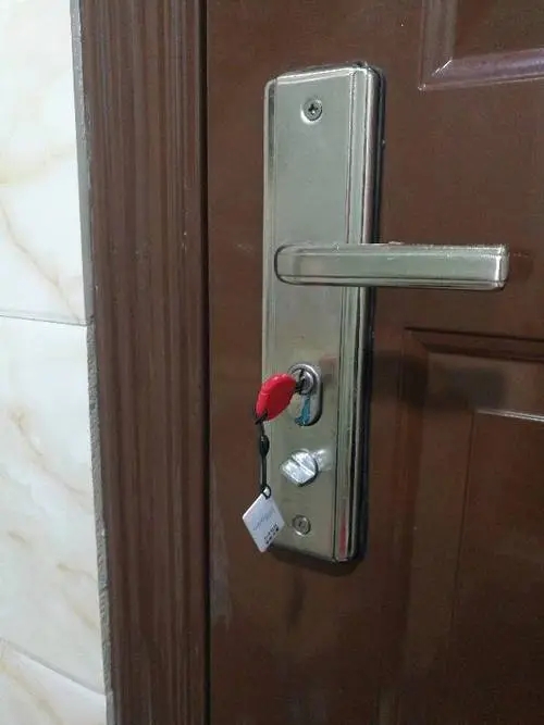 门从里面反锁了外面用钥匙能开吗？