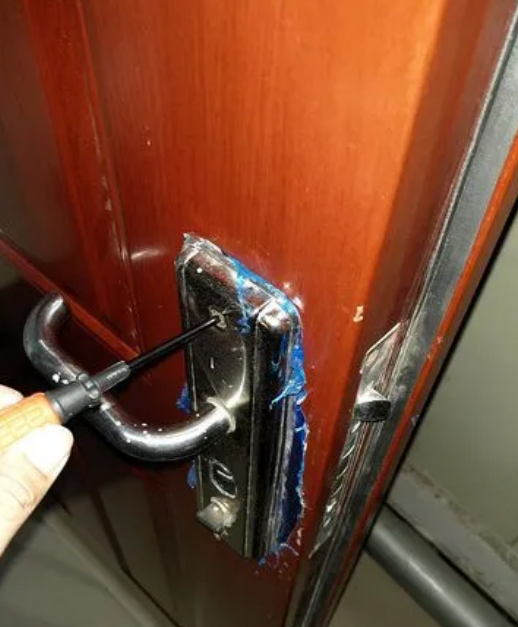 防盗门换锁芯还是换整个锁？
