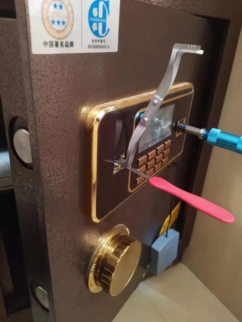 保险柜钥匙插不进去无法开锁是怎么回事