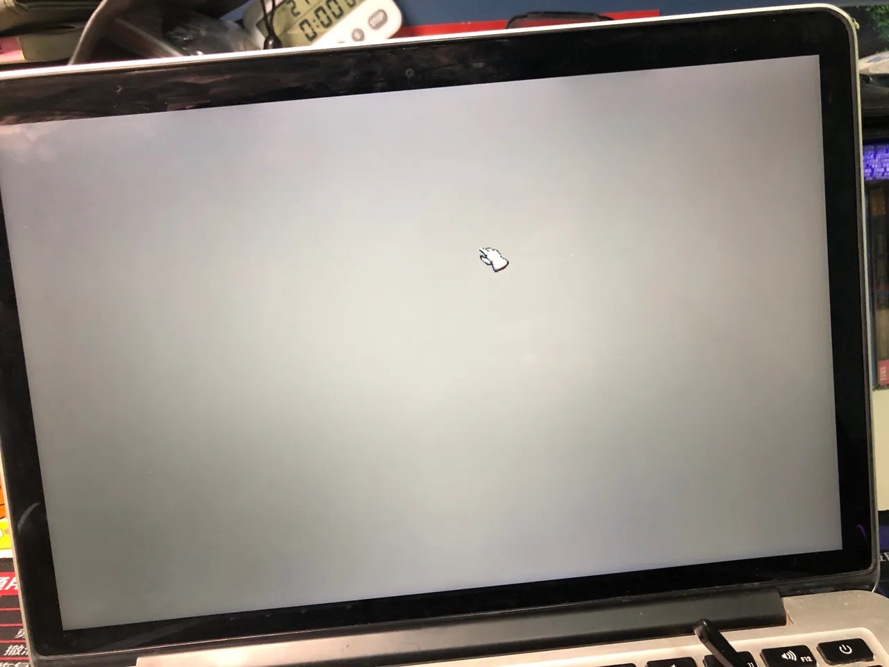 苹果笔记本开机屏幕灰屏？笔记本电脑开机灰屏怎么办？