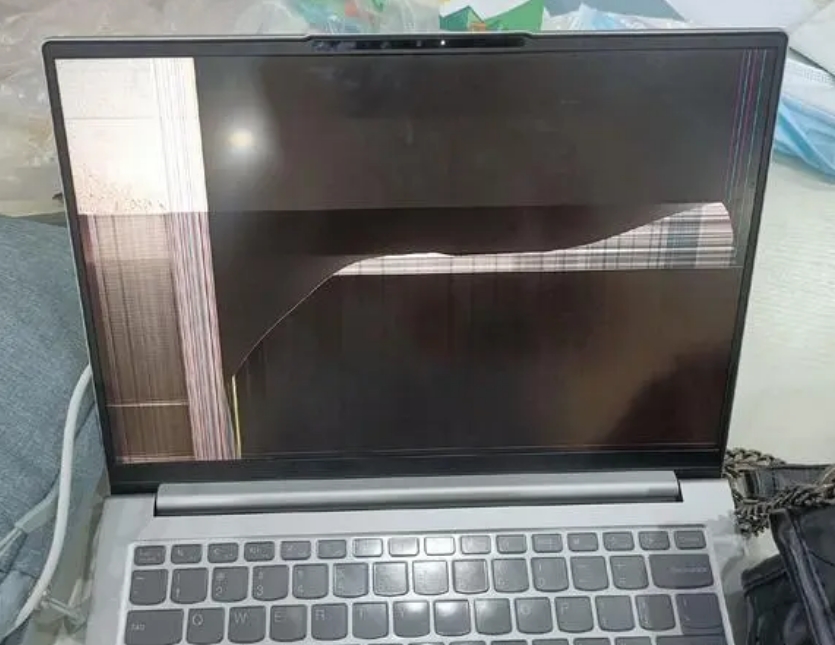 笔记本电脑屏幕没碎但是里面有碎痕什么原因